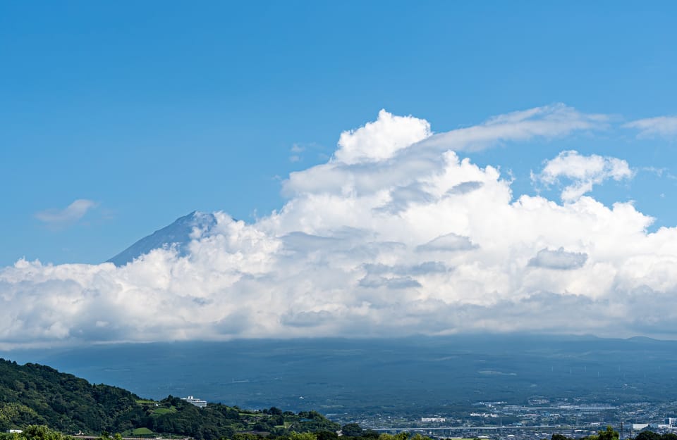 雲に隠れる富士山