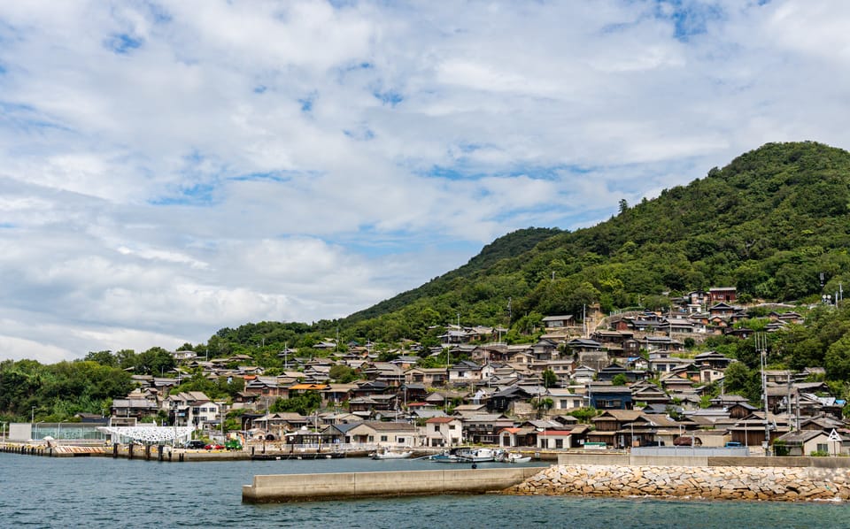 海から見た男木島の集落