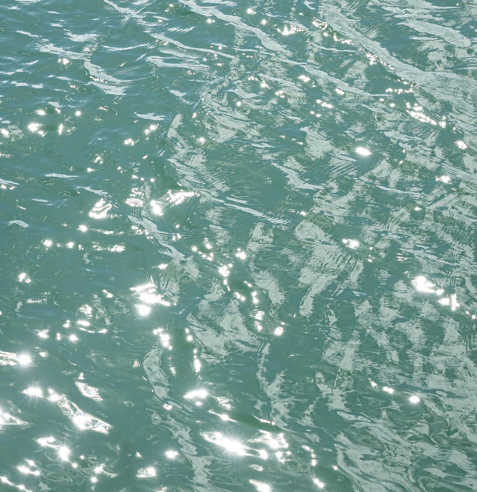光る海面