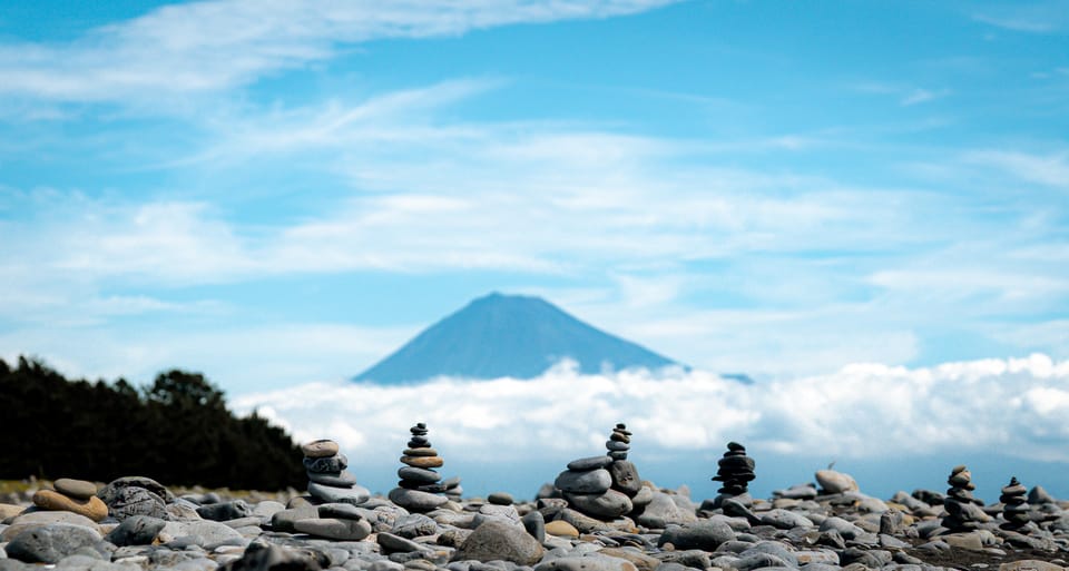 石を積む浜と富士山