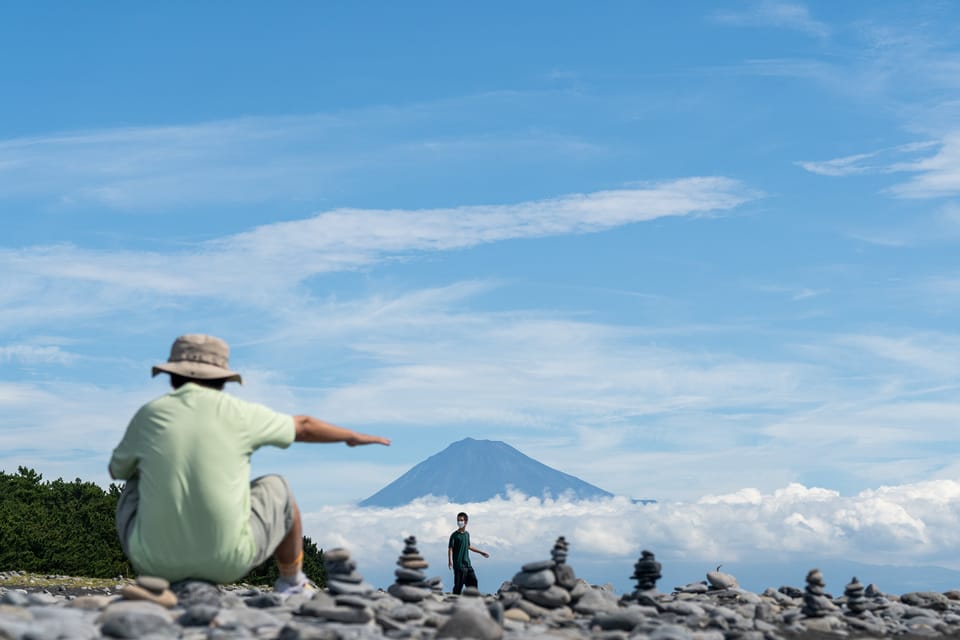 富士山を指す